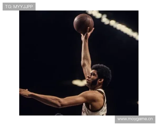 滕哈赫控球结构解析：重塑球队战术与进攻效率的关键要素