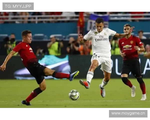 埃因霍温中路渗透战术成效显著,进攻组织持续提升